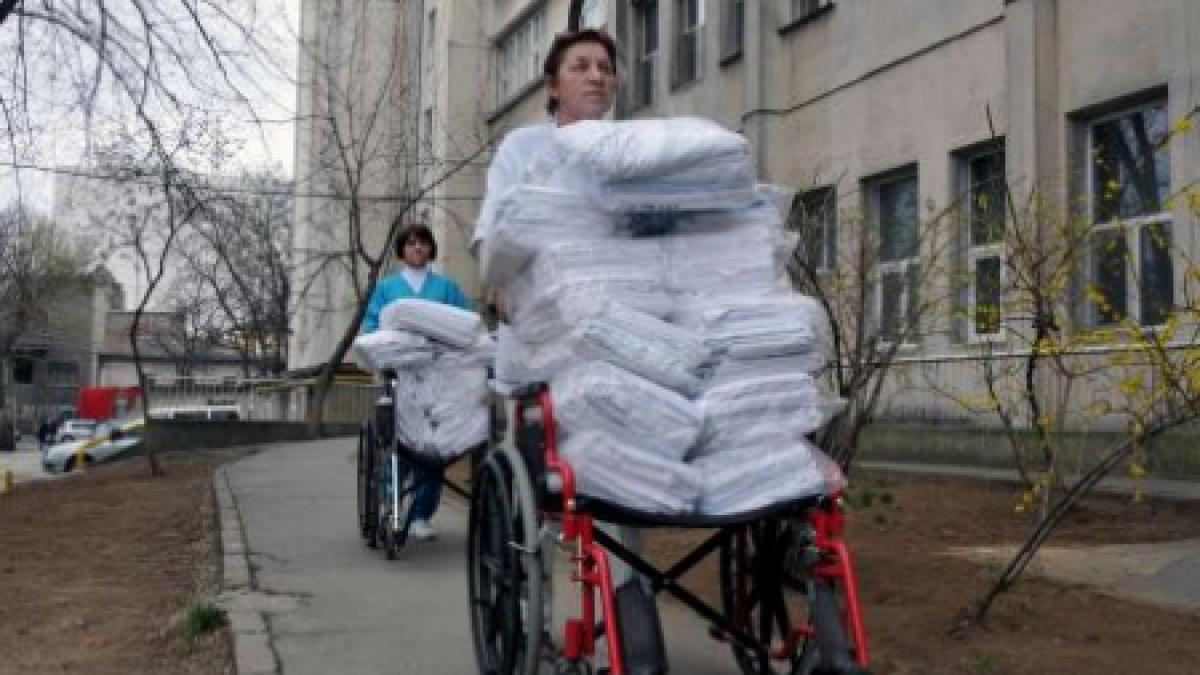 mures sute de oameni protesteaza fata de inchiderea spitalului din sarmasu