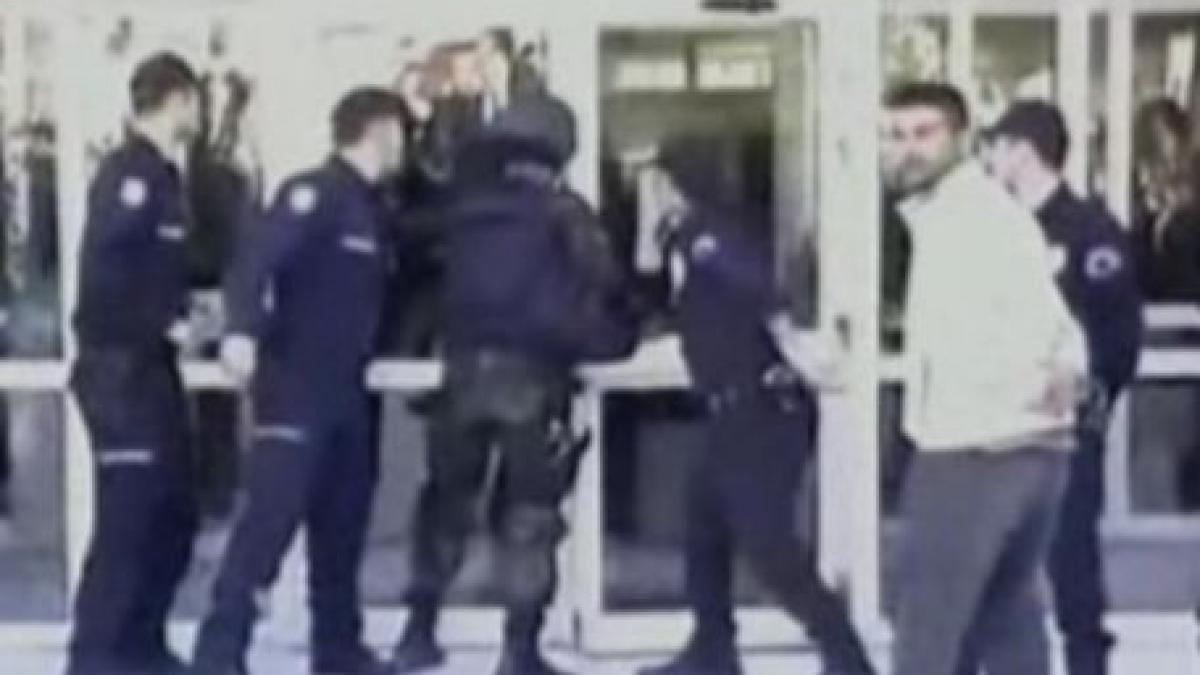 exista jandarmi care nu pot deschide usi nici macar atunci cand acestea sunt descuiate