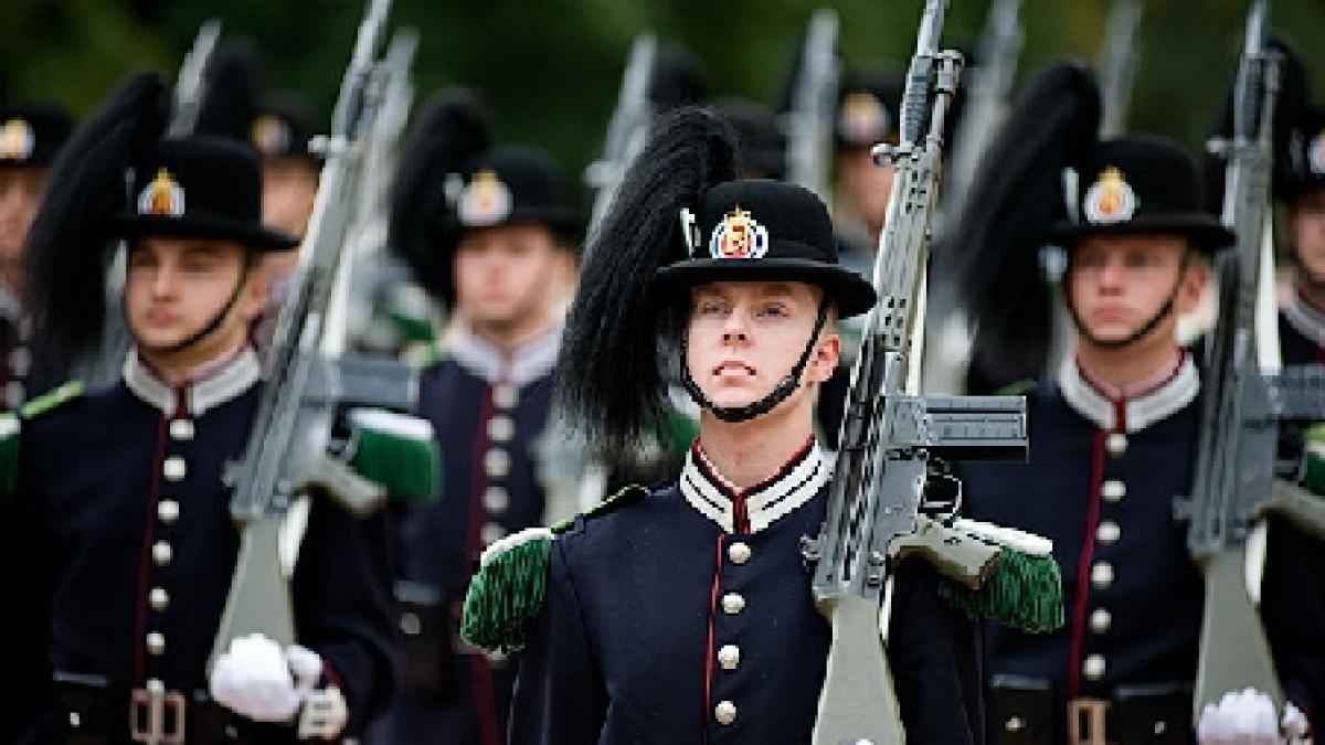 garzile personale ale regelui norvegiei s au ascuns sub pat in timpul unei alarme