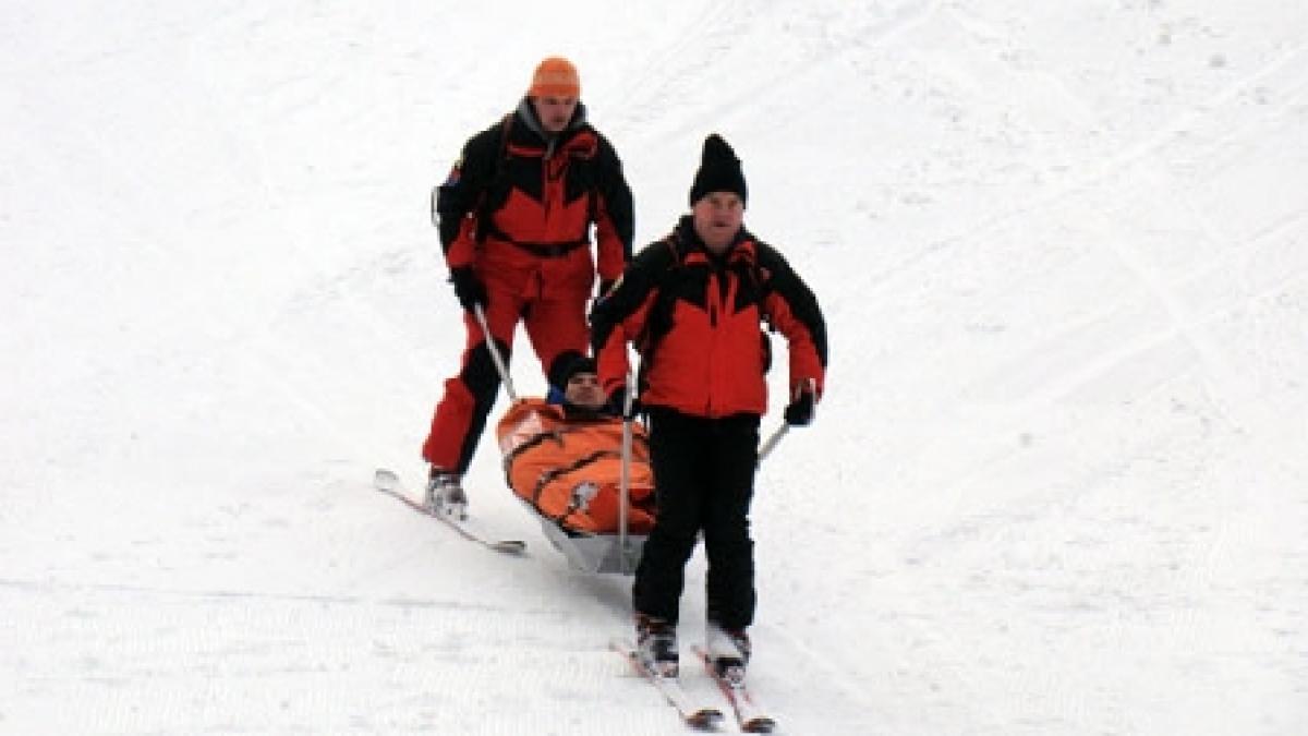 grup de 12 turisti ratacit la 1500 de metri altitudine in muntii lotrului