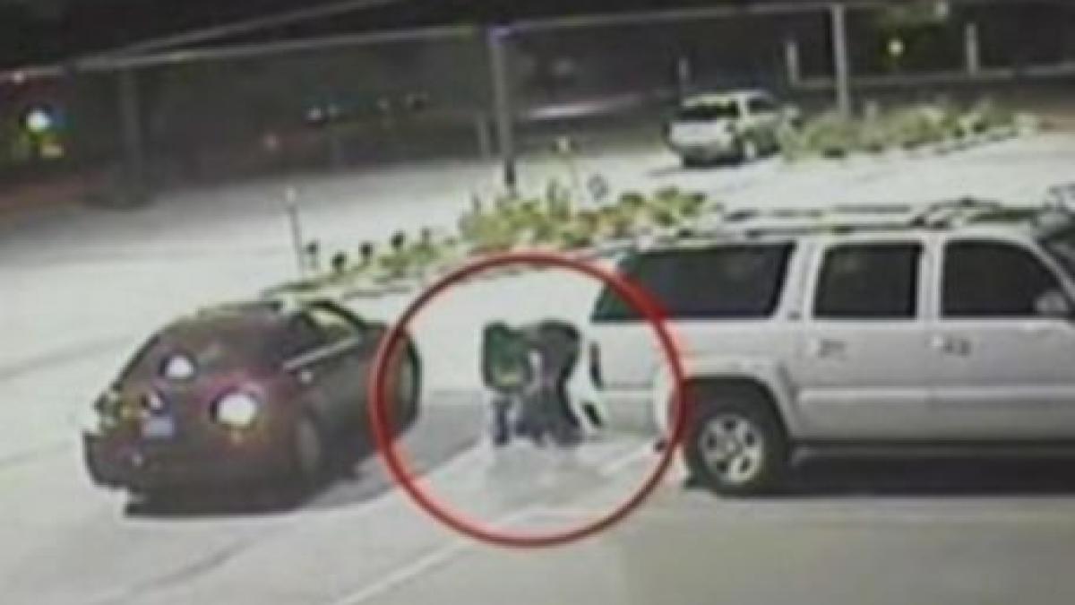 imagini socante o femeie este tarata de un hot care vroia sa ii fure geanta