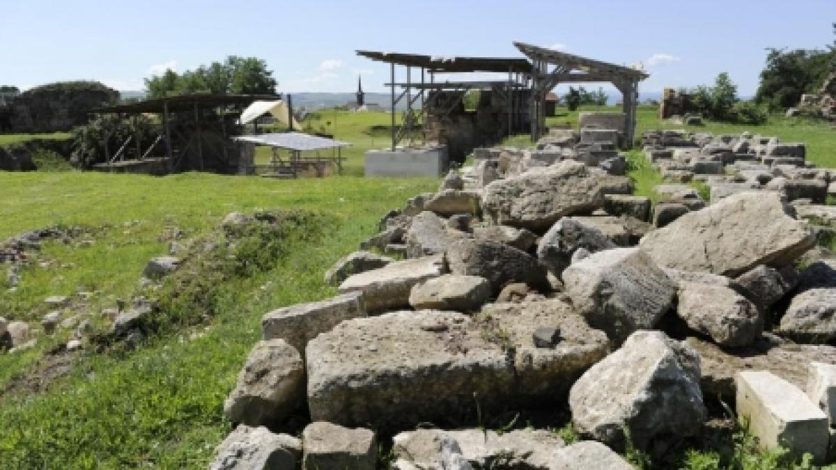 ruinele unei biserici descoperite de arheologi in cetatea din alba iulia