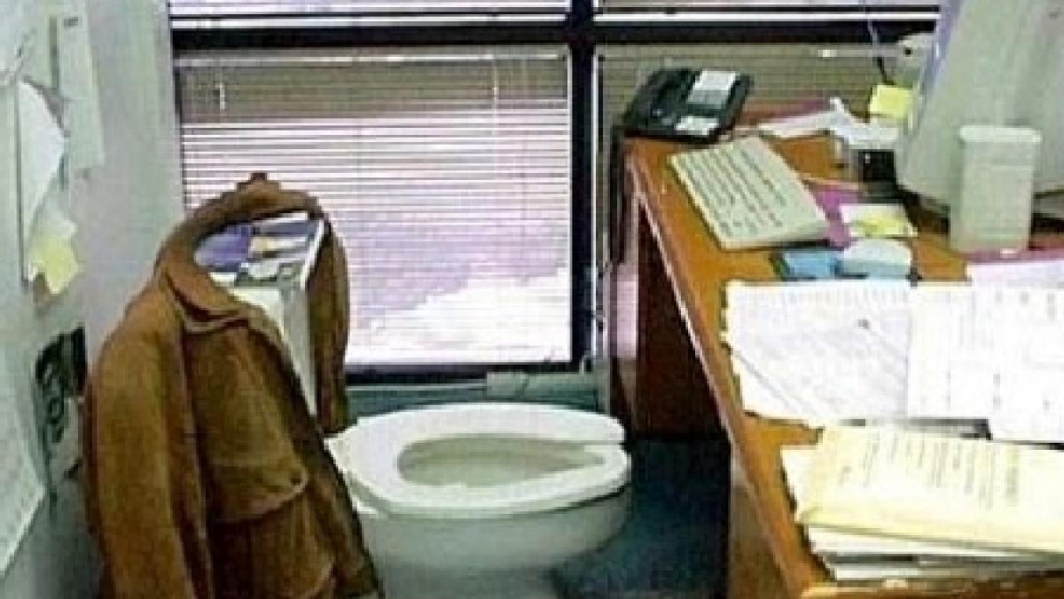 toaletele publice din curtea de apel craiova transformate in birouri