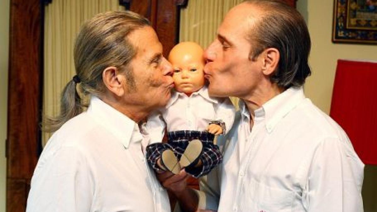 un cuplu de homosexuali a oferit o viata de vis unei papusi de plastic