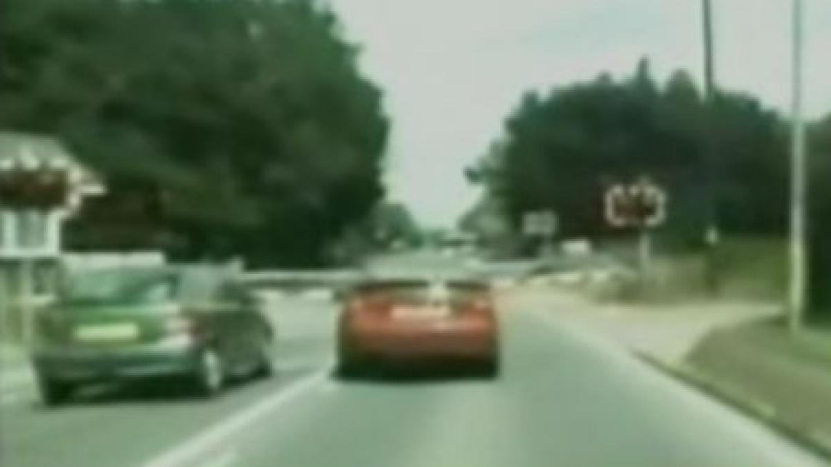 un hot de masini scapa de politie dupa ce rupe bariera chiar inainte de trecerea trenului