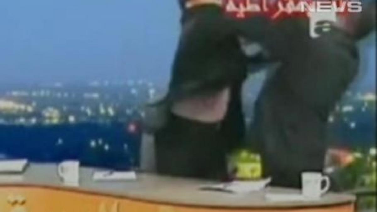 bataie in direct doi politicieni din irak isi impart pumni in timpul unei emisiuni televizate