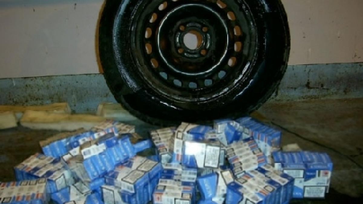 peste o mie de pachete de tigari de contrabanda descoperite in pneurile a doua masini