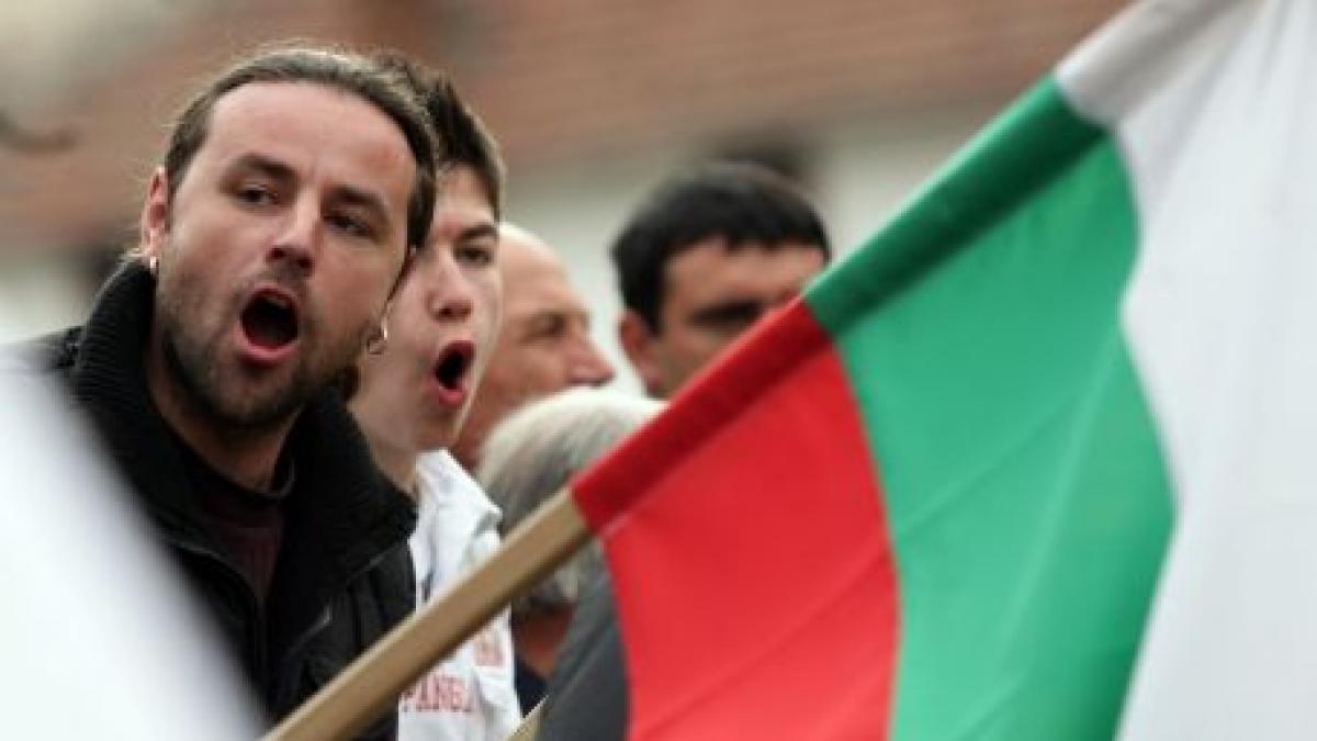 imagini socante ultra nationalistii bulgari au batut un grup de martori ai lui iehova