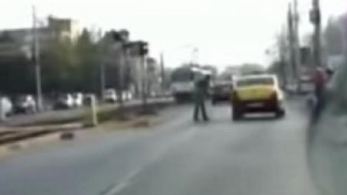 un pieton a spart parbrizul unei masini cu sacosa soferul nu i a acordat prioritate