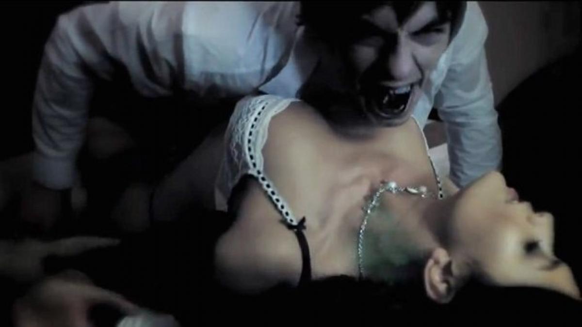 campanie cu un vampir si o tanara sexy pentru a i incuraja pe englezi sa mearga la dentist