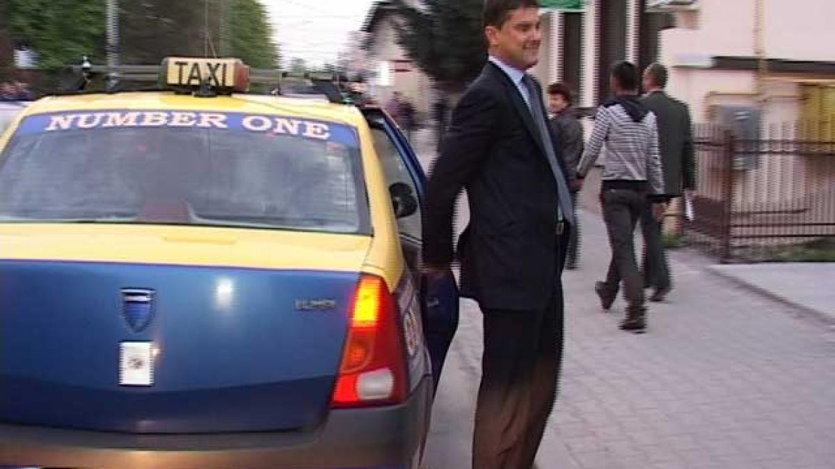 cristian boureanu defileaza in campanie electorala cu pantalonii rupti