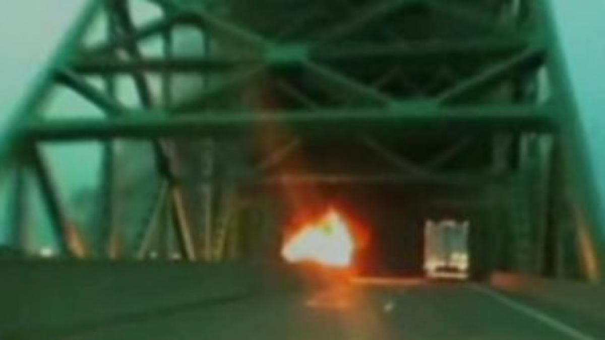 torta pe roti un camion ce transporta nitrogen lichid a explodat pe o autostrada din sua