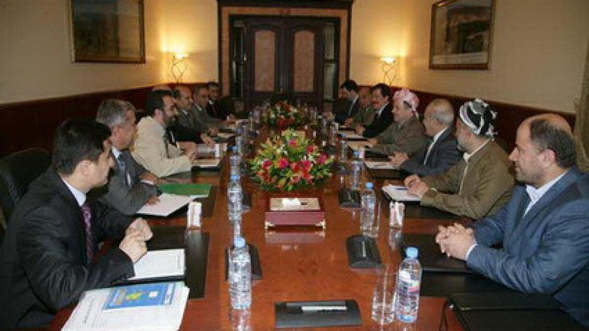 ca pe stadion doi parlamentari din kurdistan s au batut cu sticle cu apa