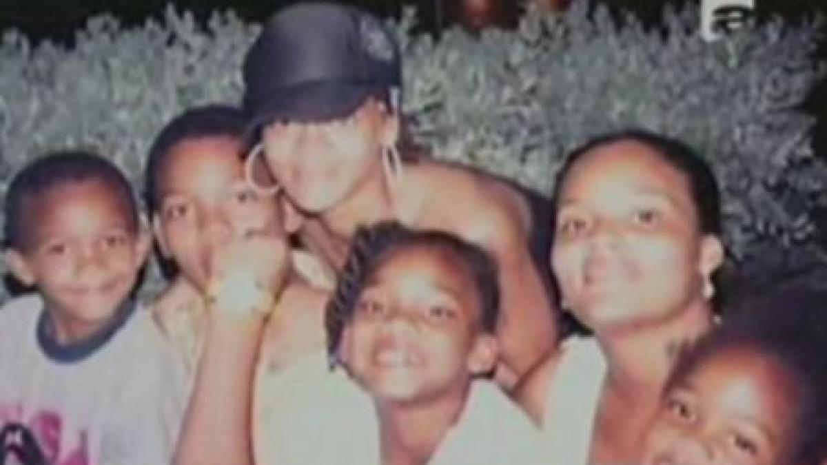 rihanna are trei surori vitrege facute de tatal ei cu trei femei diferite