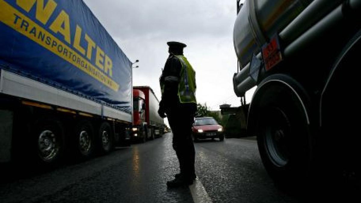 un agent de circulatie a fost luat pe capota de un sofer nervos