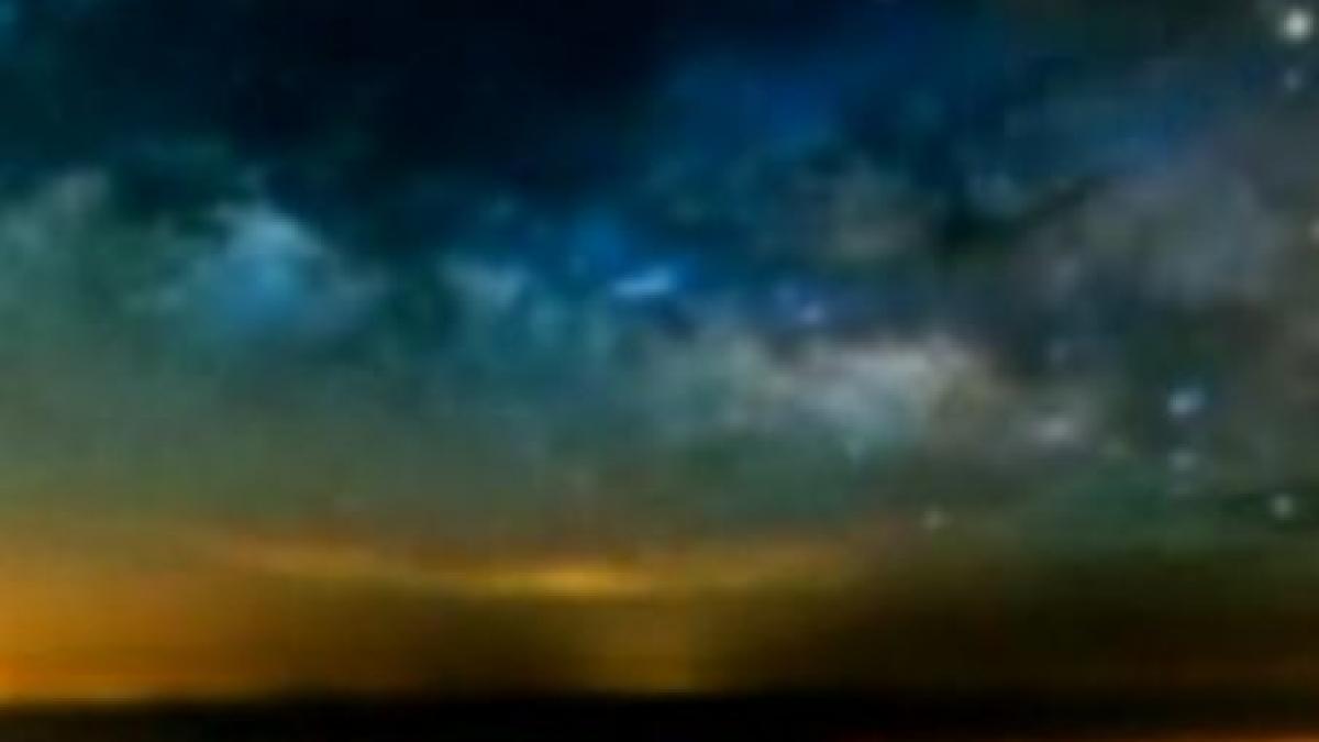 un fotograf a reusit sa filmeze calea lactee in timpul unei furtuni de nisip vezi cum arata