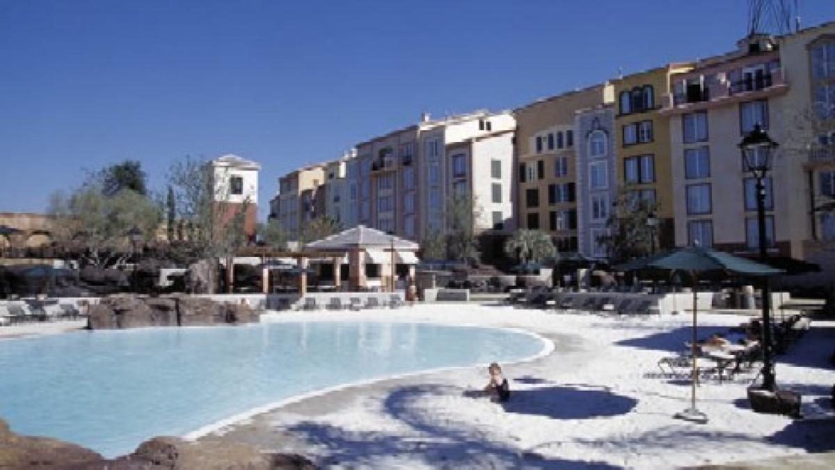 o fetita de numai 16 luni a supravietuit dupa ce a cazut de la etajul patru