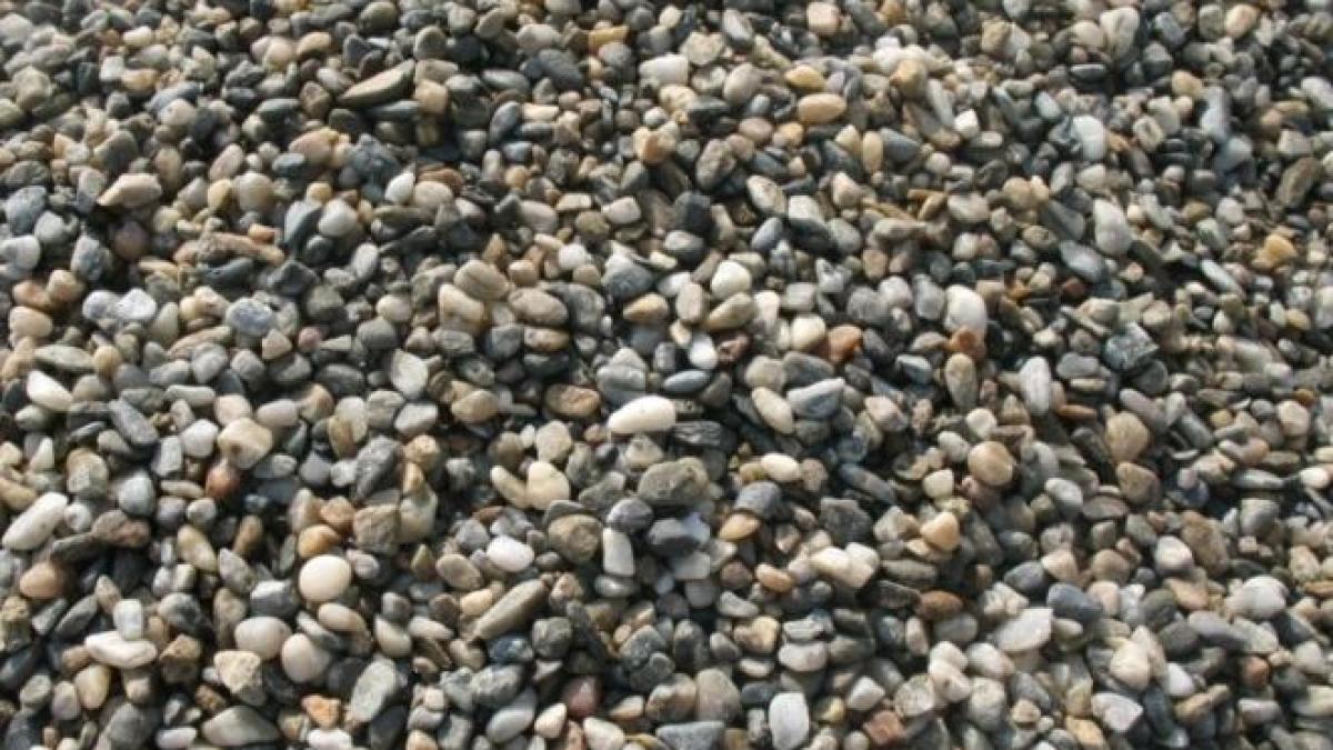 o masina a zburat peste 20 de metri din cauza unei gramezi de pietris nesemnalizata