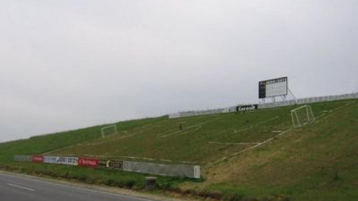 oradea autoritatile construiesc un teren de fotbal in panta