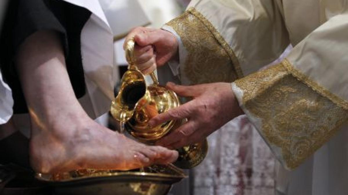 papa benedict a celebrat cina cea de taina si a spalat picioarele a 12 preoti