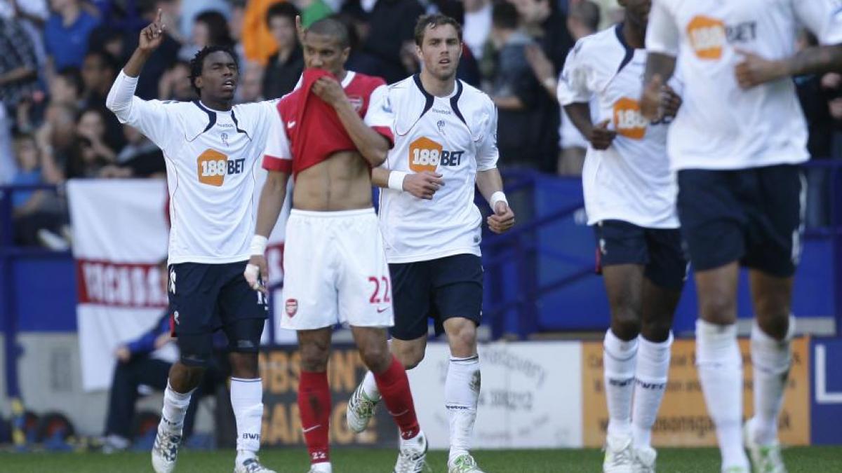 arsenal isi ia adio de la titlu dupa 1 2 cu bolton