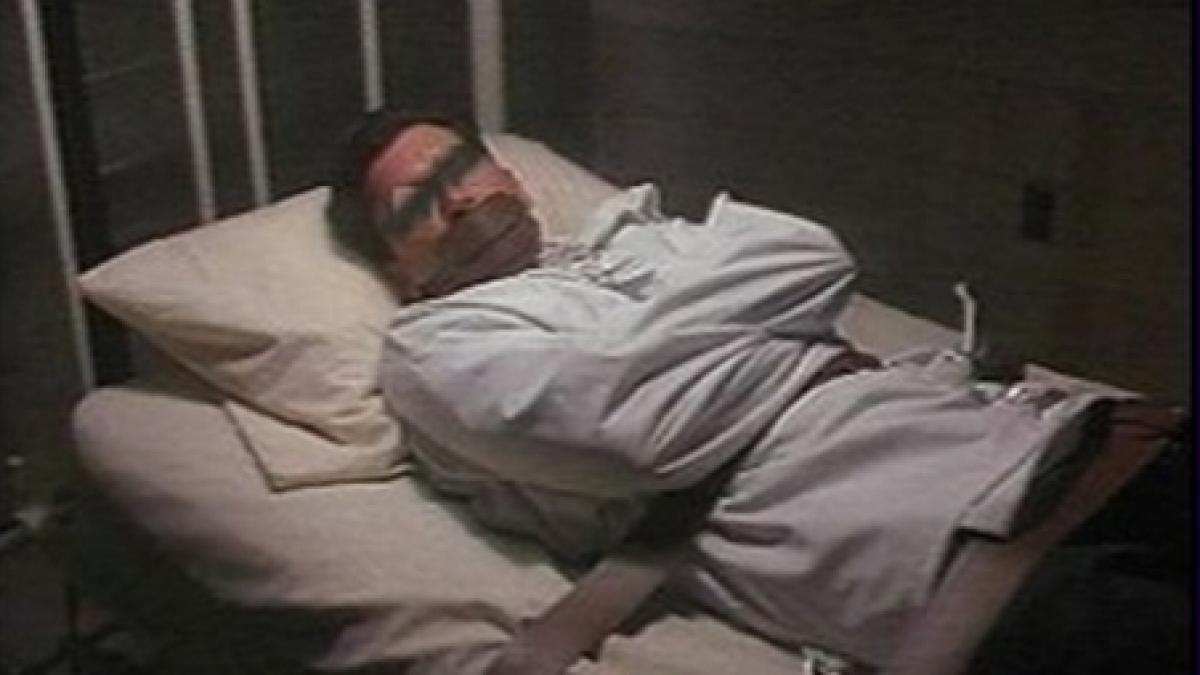 femeie terorizata de fratele schizofrenic timp de zece ani