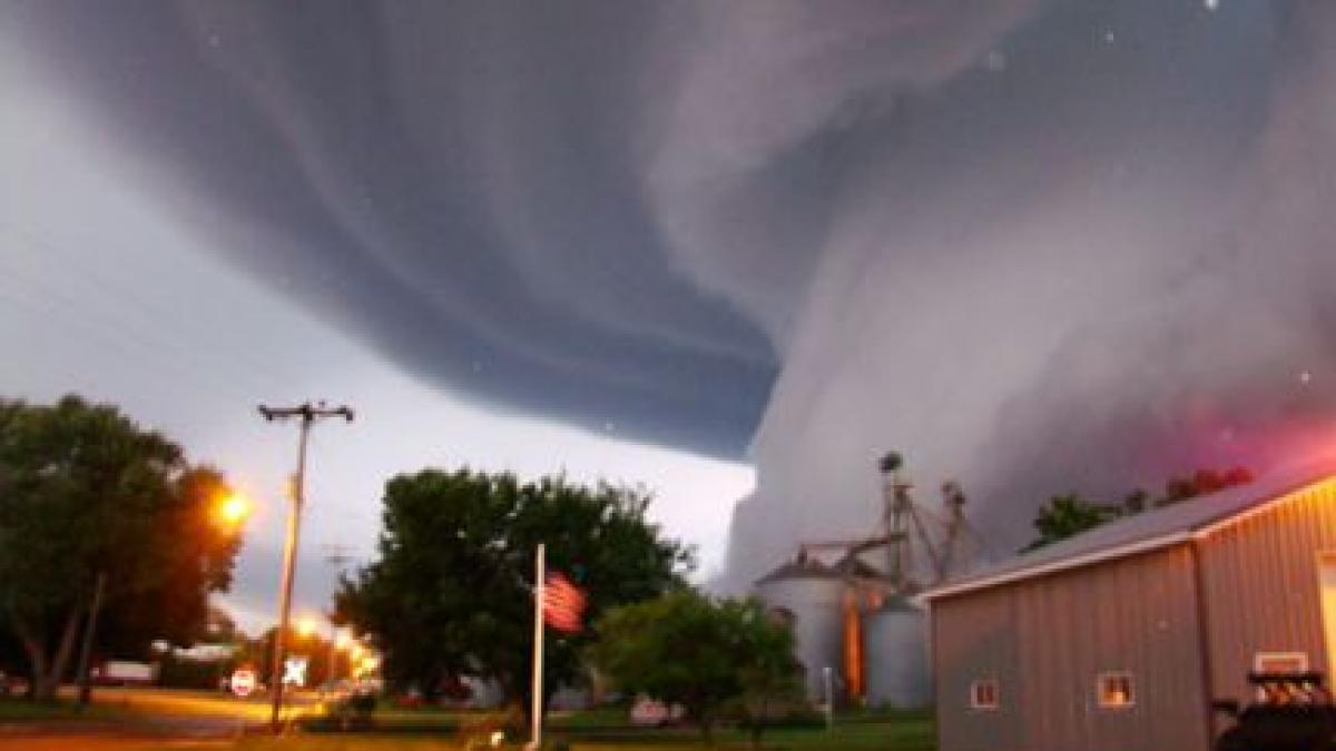 un nou val de furtuni loveste sua zece oameni au murit