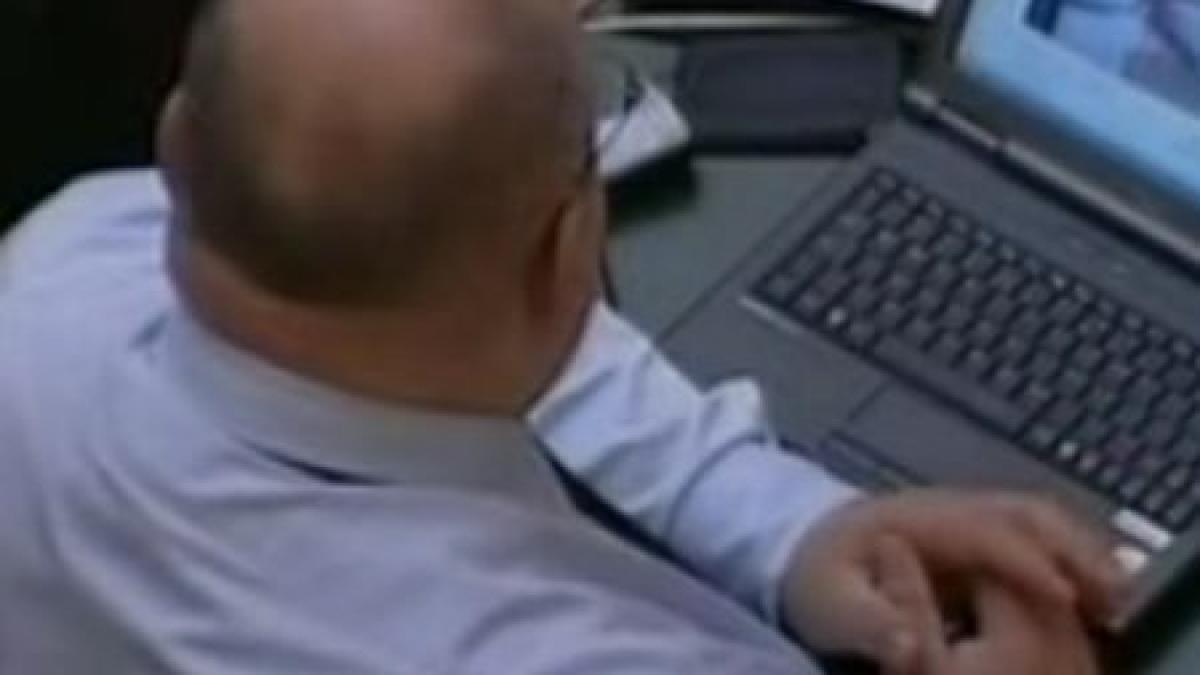 un senator pnl surprins in timp ce urmarea in parlament o operatie de implant de botox