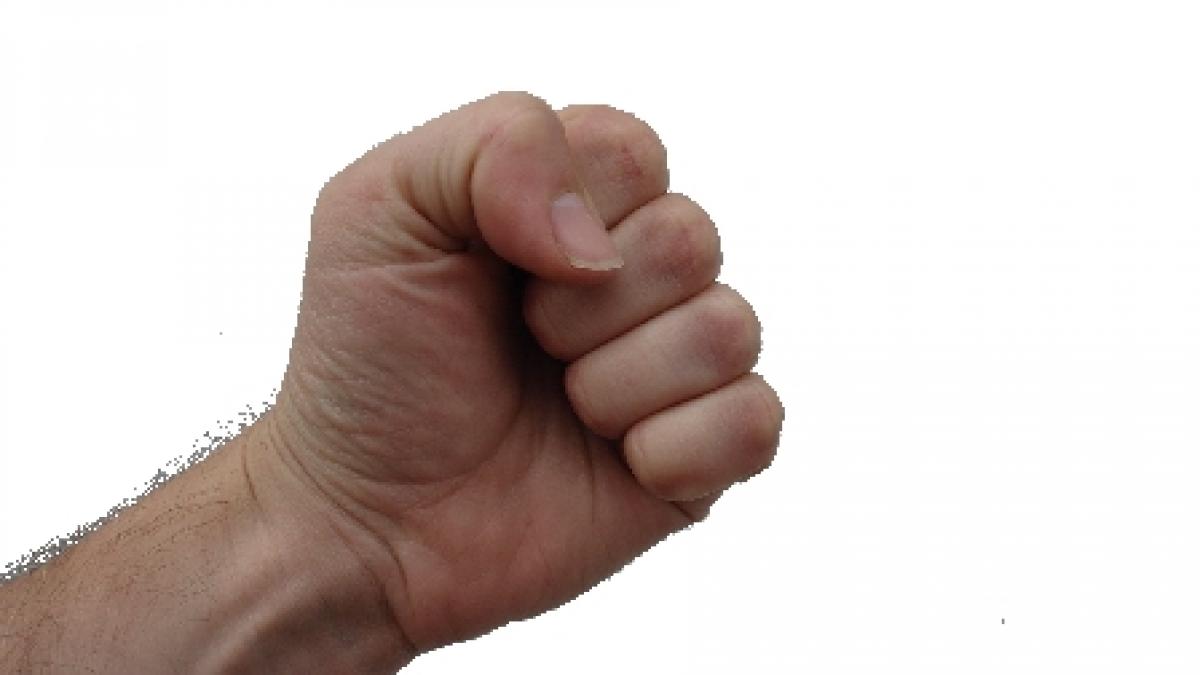 copil de 10 ani ajuns la urgente din cauza pumnilor primiti de la unchiul sau