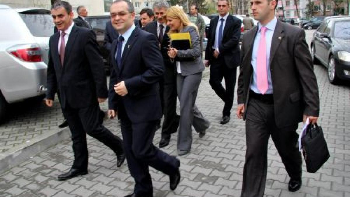 o noua ploaie de huiduieli pentru emil boc la ramnicu valcea