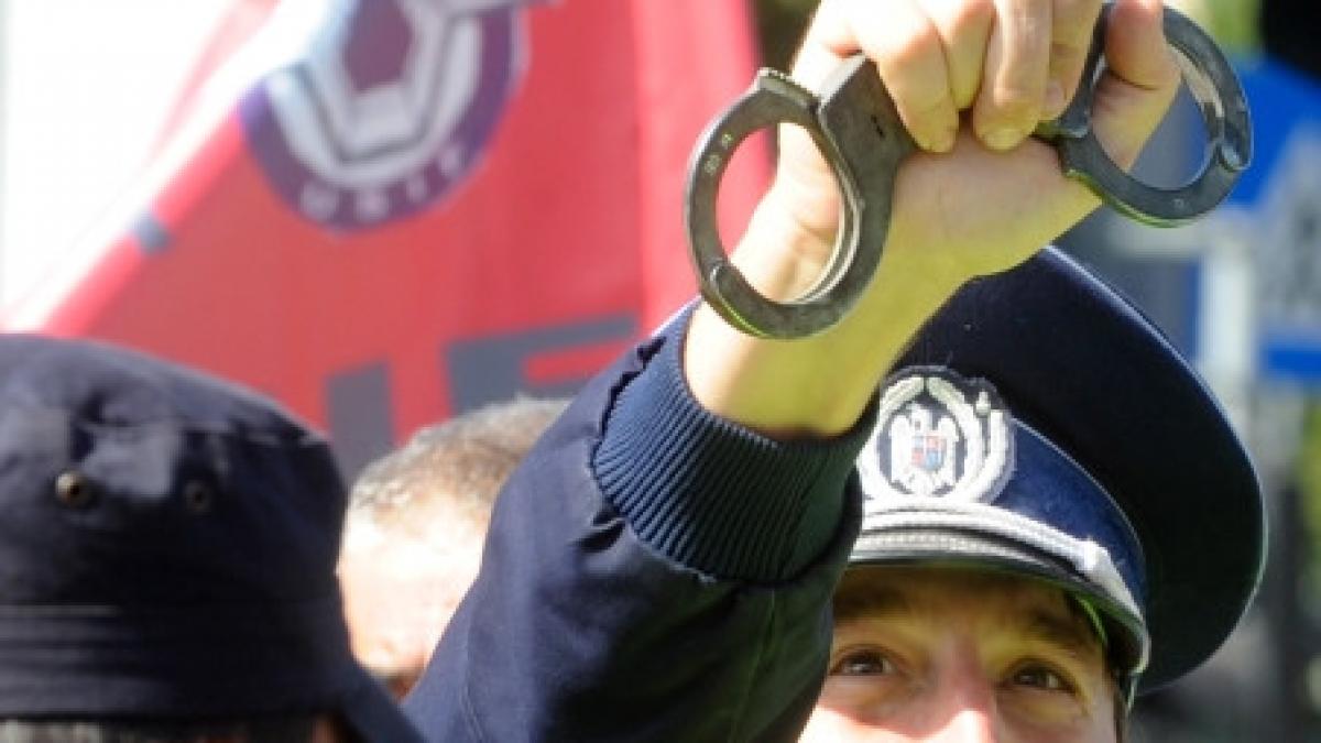 doi minori legati de maini cu aceeasi pereche de catuse au fugit pe geamul politiei