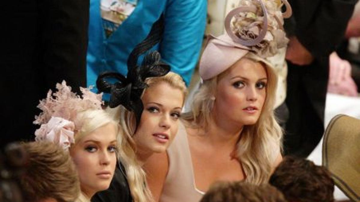 nunta regala expozitie de tinute vestimentare ale invitatilor