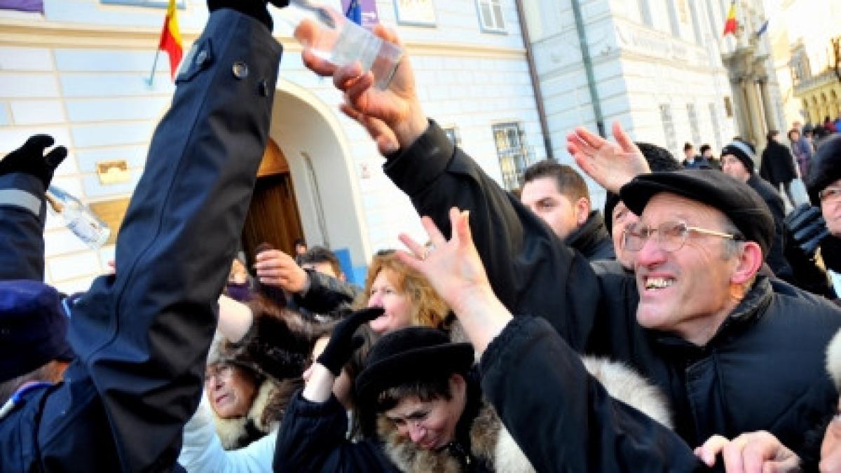 zeci de crestini s au calcat in picioare pentru agheasma de izvorul tamaduirii