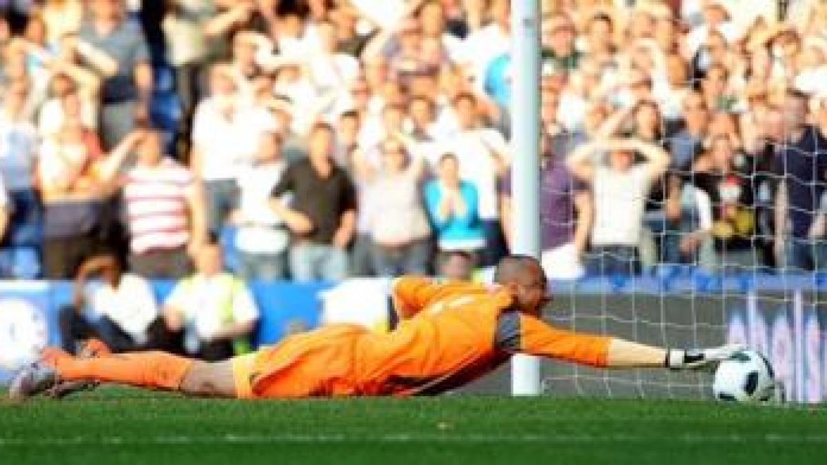 doua goluri controversate o mentin pe chelsea in cursa pentru titlu