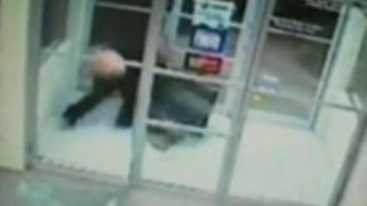 un hot a ramas cu pantalonii in vine dar n a renuntat la prada