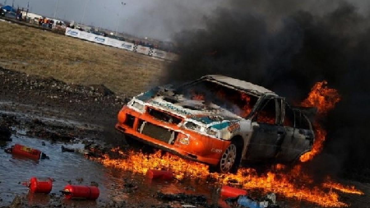 o masina de curse din sua e explodat in timpul competitiei