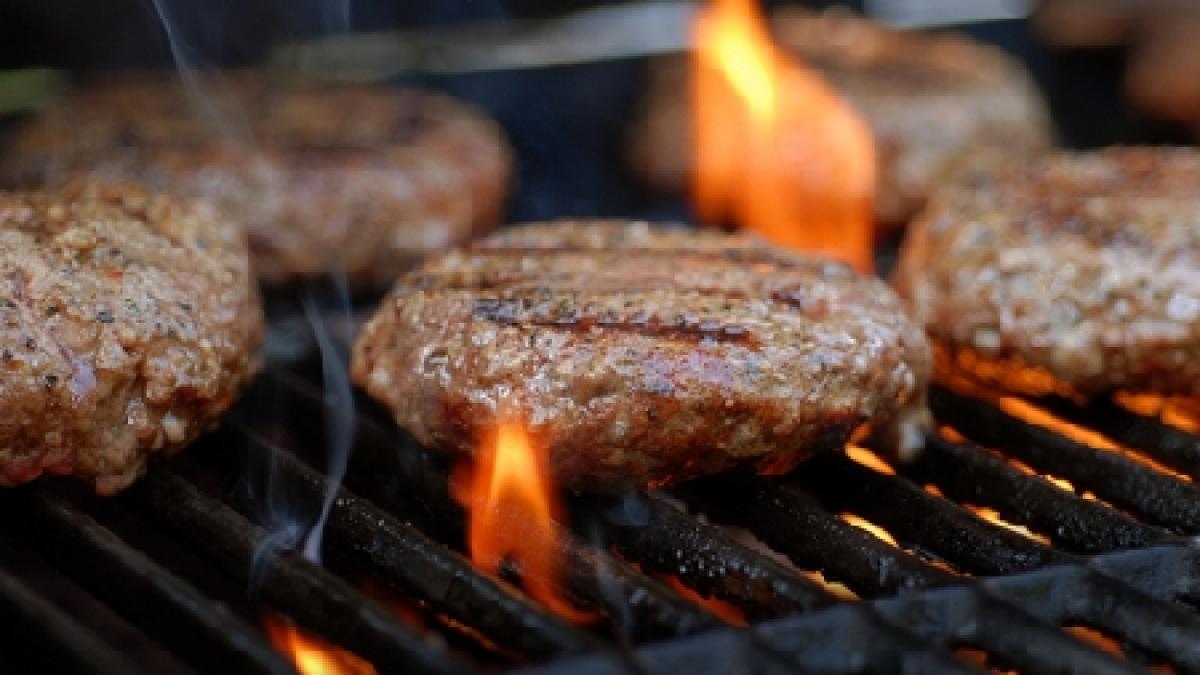 traditia gratarelor din cimitire stinsa de mascatii galateni