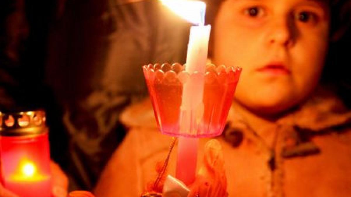 copil grav ranit dupa ce a cazut de pe acoperisul bisericii in care fusese inchis din greseala