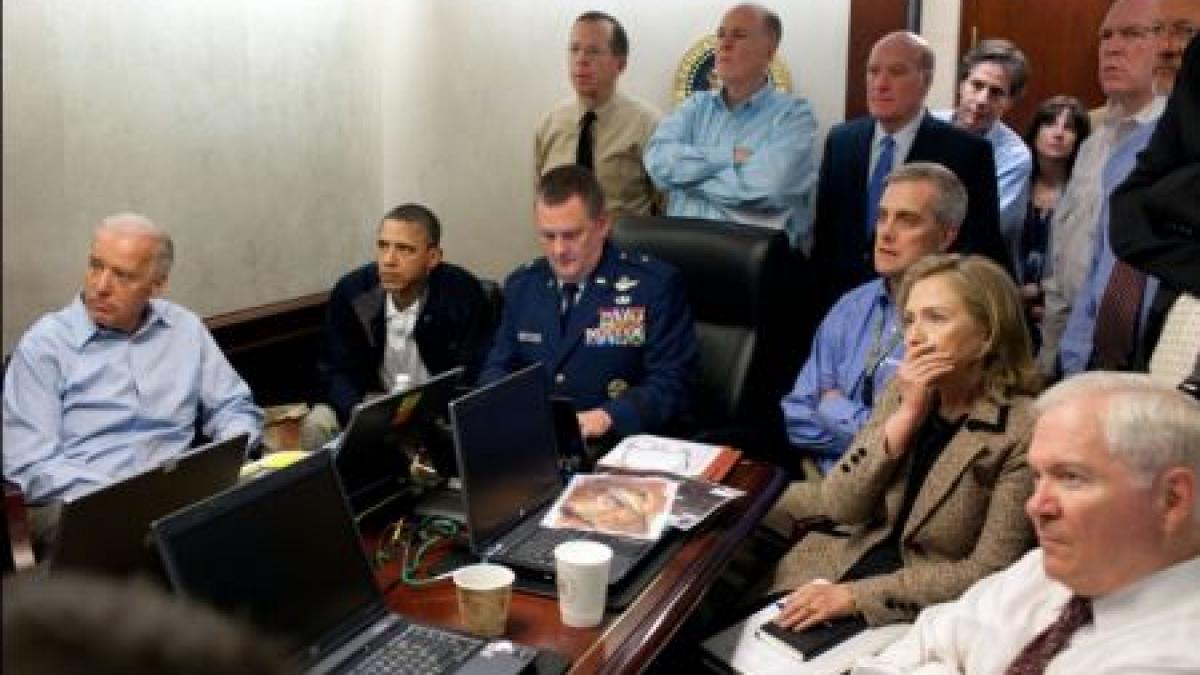 fotografie cu barack obama si hillary clinton urmarind in direct capturarea lui osama bin laden