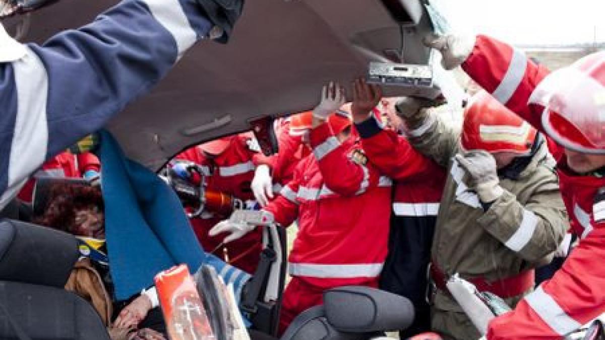 cinci barbati au murit dupa ce un taxi s a ciocnit cu un tir in judetul alba