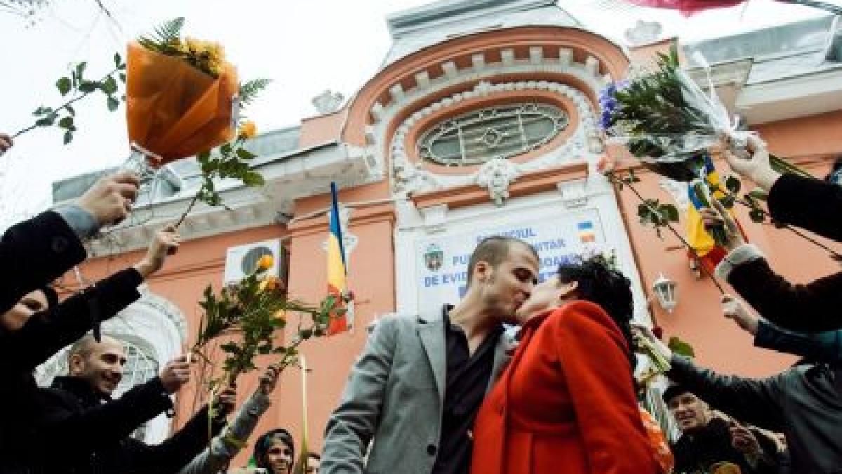 casatoria si biserica in topul institutiilor in care romanii au incredere internetul pe locul patru