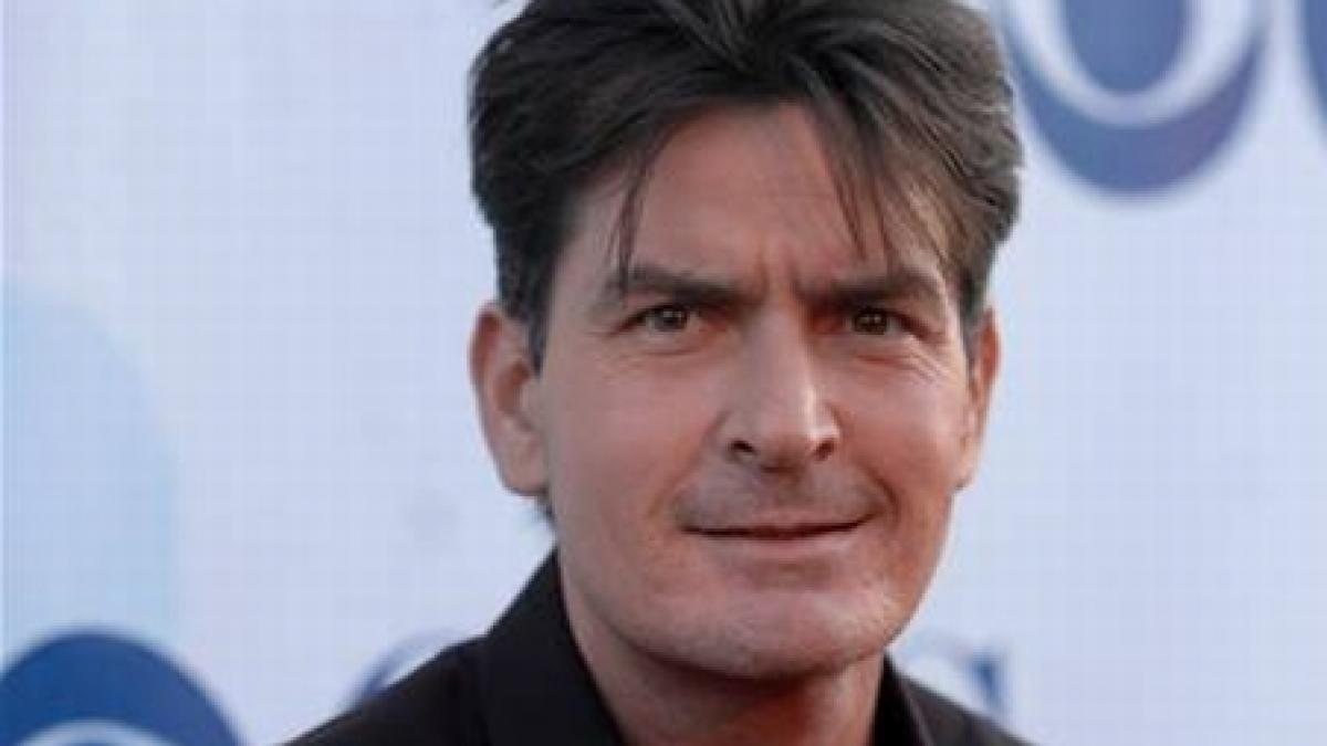 charlie sheen trebuie sa i plateasca fostei sotii 2 000 000 de dolari