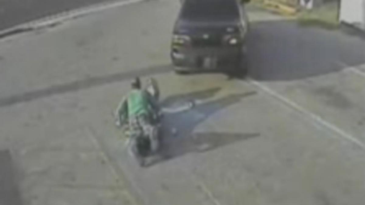 de tot rasul unui hot ii cad pantalonii in vine in timp ce fuge cu prada din magazin