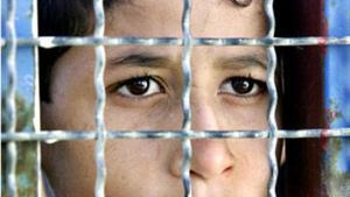 un tanar de 20 de ani si doi minori cercetati pentru molestarea unui copil de 7 ani