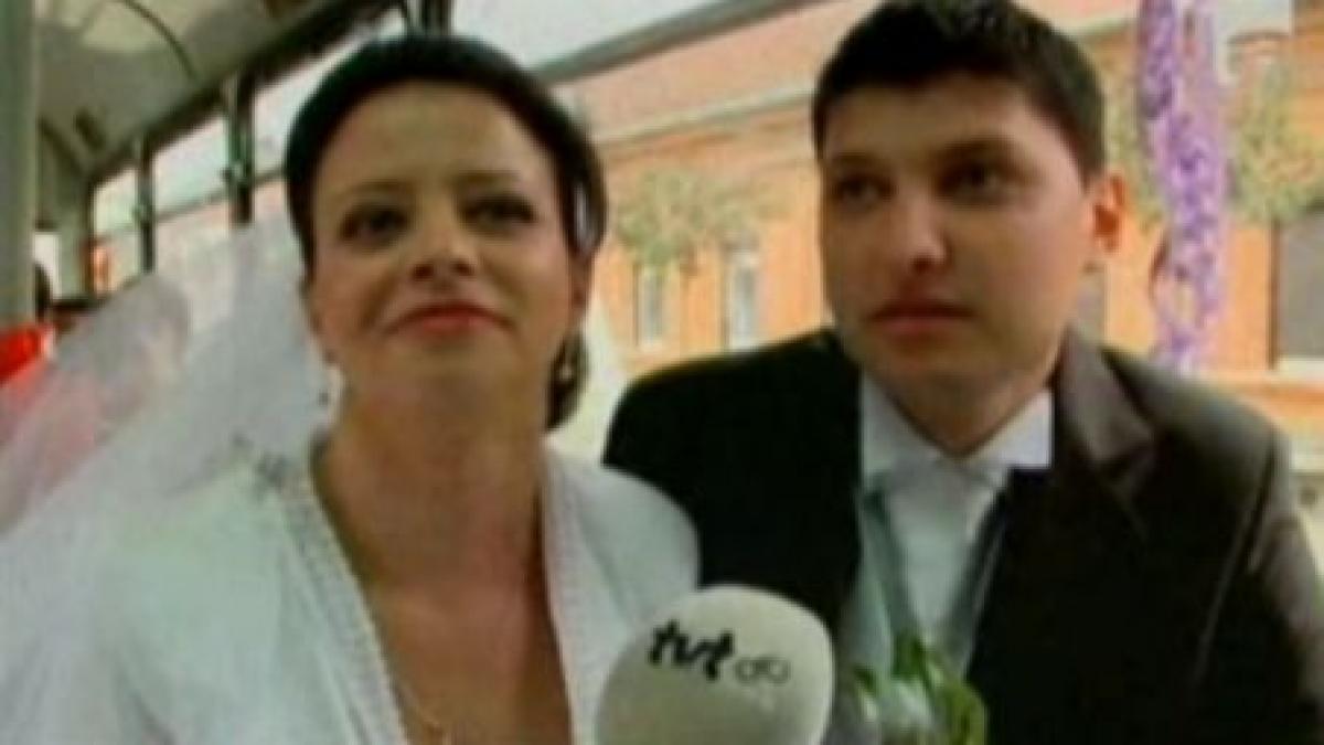 doi tineri din timisoara au sarbatorit nunta in tramvai