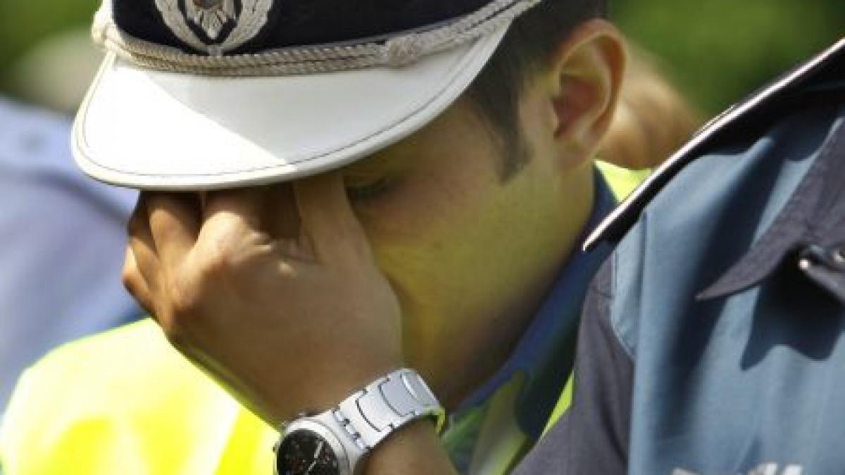 politistii prinsi la furat din supermarket risca o condamnare de pana la 7 ani