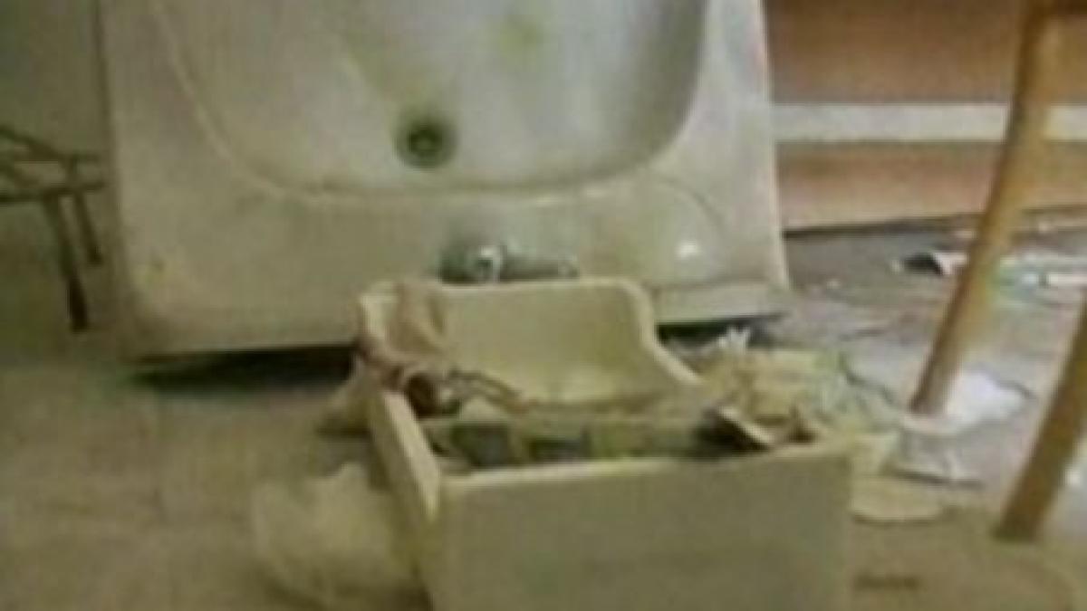 arad cabinet de ortopedie plin de panze de paianjen hartii si sticle goale