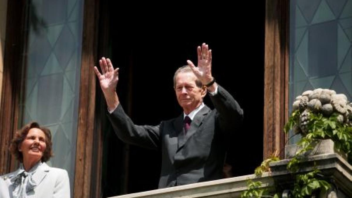 calarasi bust de bronz al regelui mihai i amplasat in parcul central