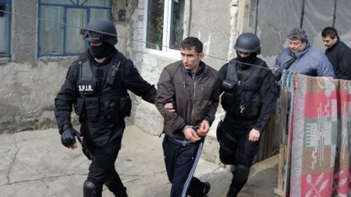 descinderi in lugoj sase arme detinute ilegal confiscate de politisti