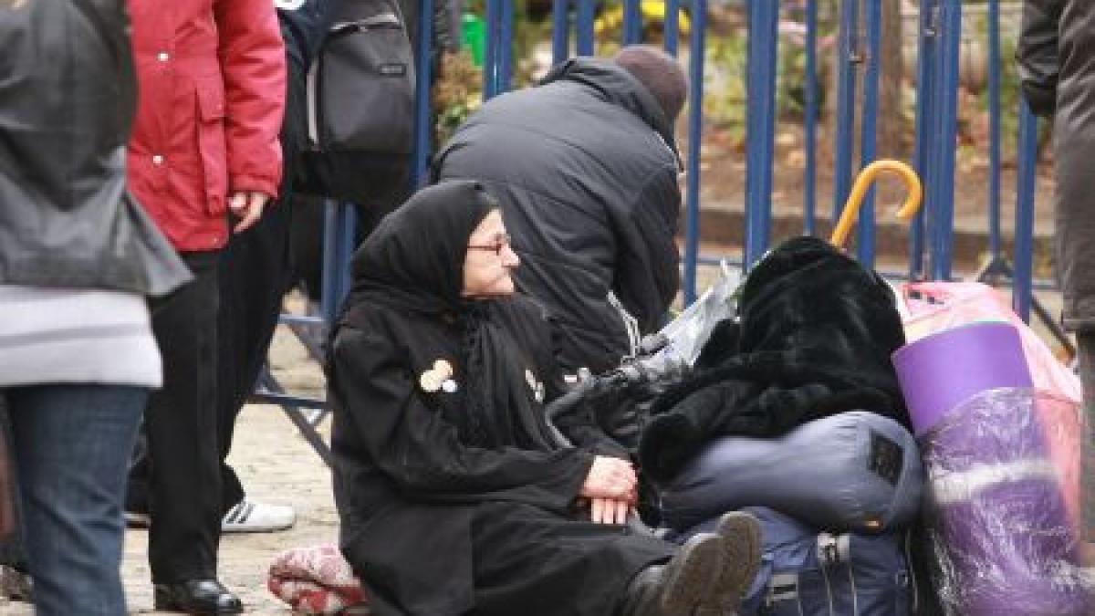 sute de bucuresteni s au imbulzit la sarmale de ziua europei